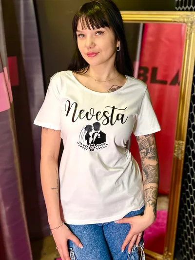 Biele tričko s nápisom Nevesta, ideálne na predsvadobné prípravy.