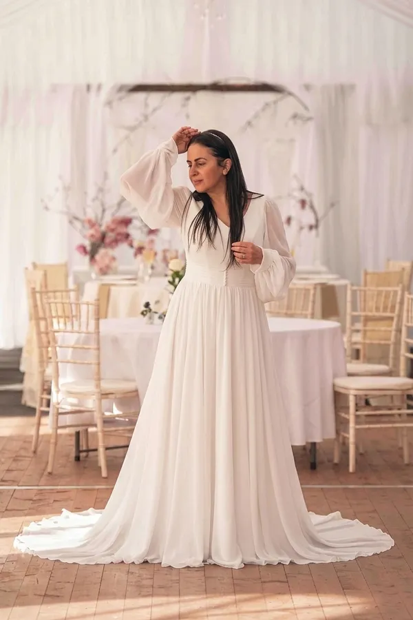 Wedding gown with delicate sleeves