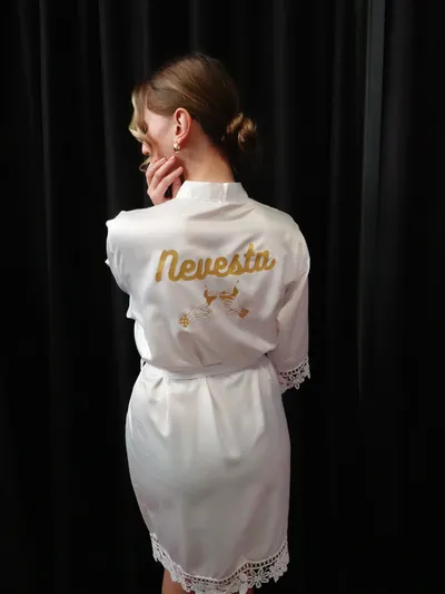 Svadobný župan s nápisom Nevesta v salóne MagicRoom.